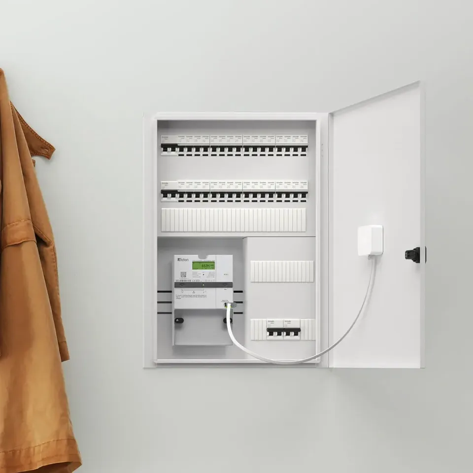 Modern elcentral med energimätare monterad på vägg