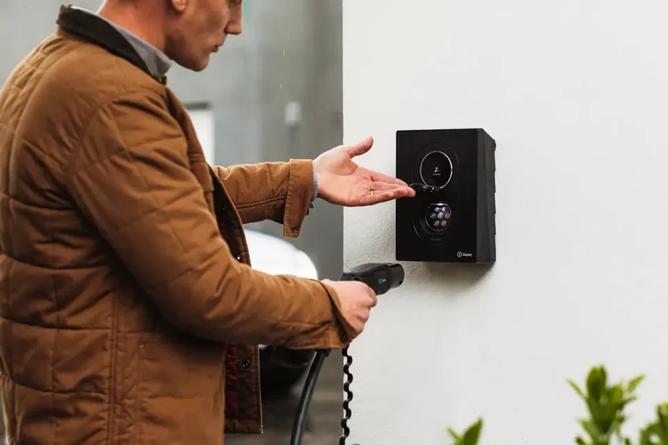 Zaptec Go 2-laddbox vid laddning av en elbil