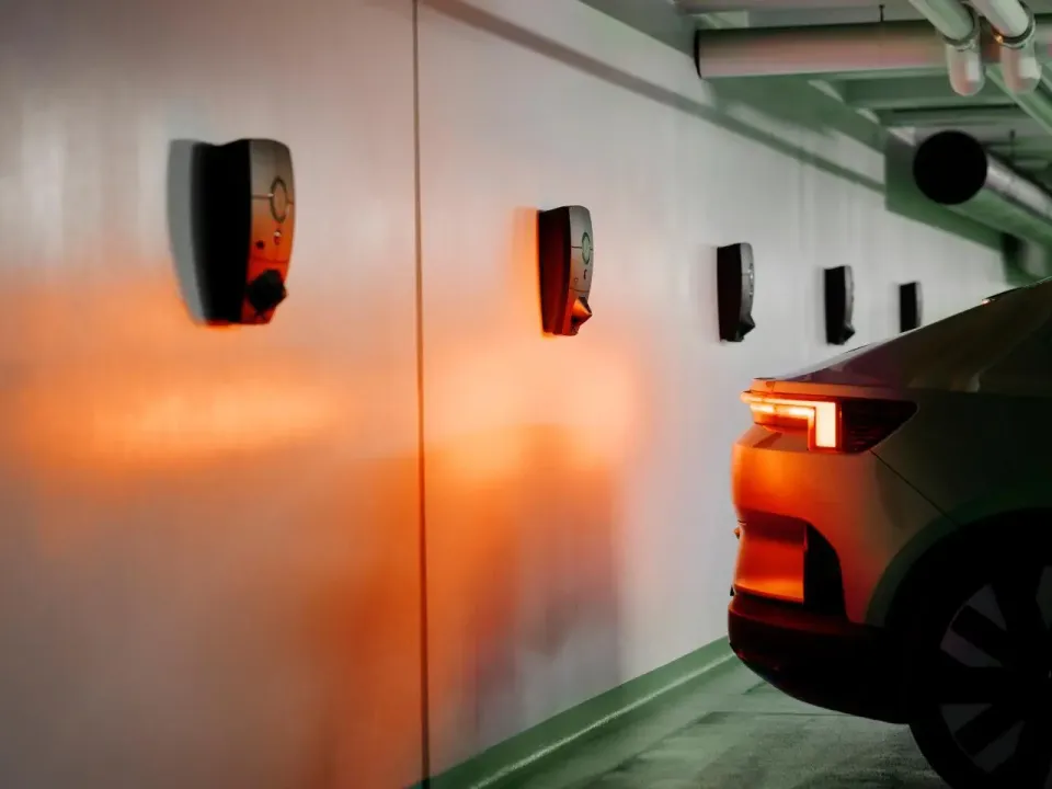 Flera Zaptec Pro-laddboxar längs väggen i ett parkeringsgarage