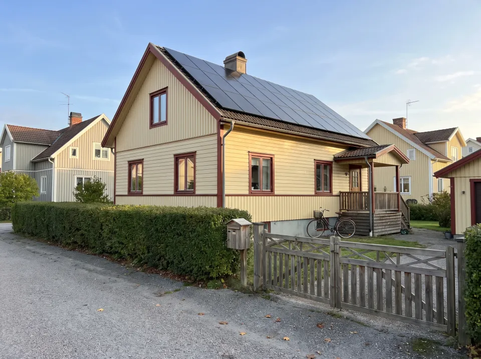 Svensk villa med solpaneler i ett lugnt bostadsområde